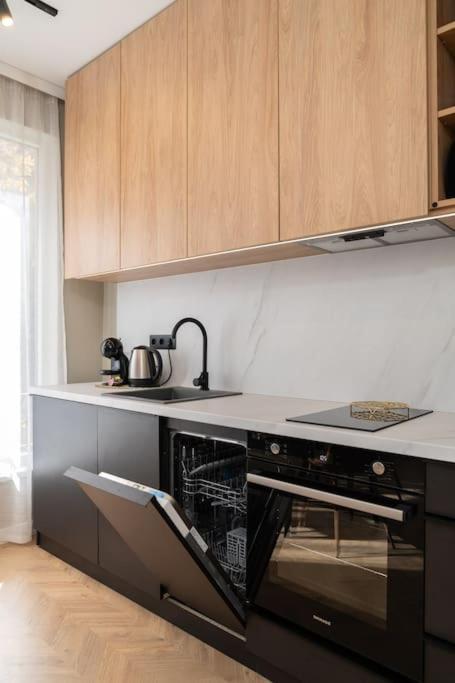 New! High-street Stylish Flat Apartemen Sofia